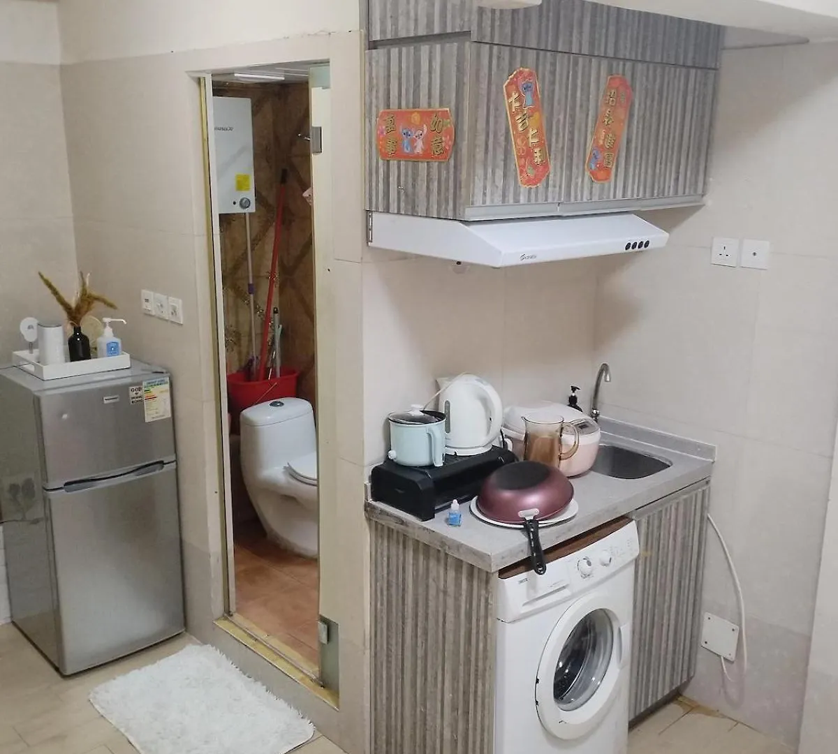 Spacious And Comfortable Full Bathroom Kitchenette Fridge Washing Machine Dedicated Work Area Near Austin Mtr Station Hong Kong 0*,  China