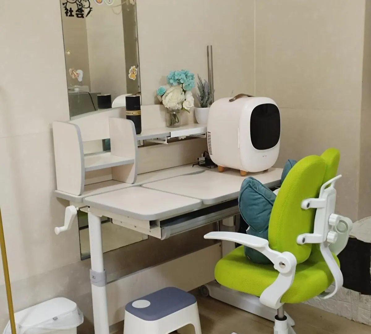 Spacious And Comfortable Full Bathroom Kitchenette Fridge Washing Machine Dedicated Work Area Near Austin Mtr Station Hong Kong Apartment