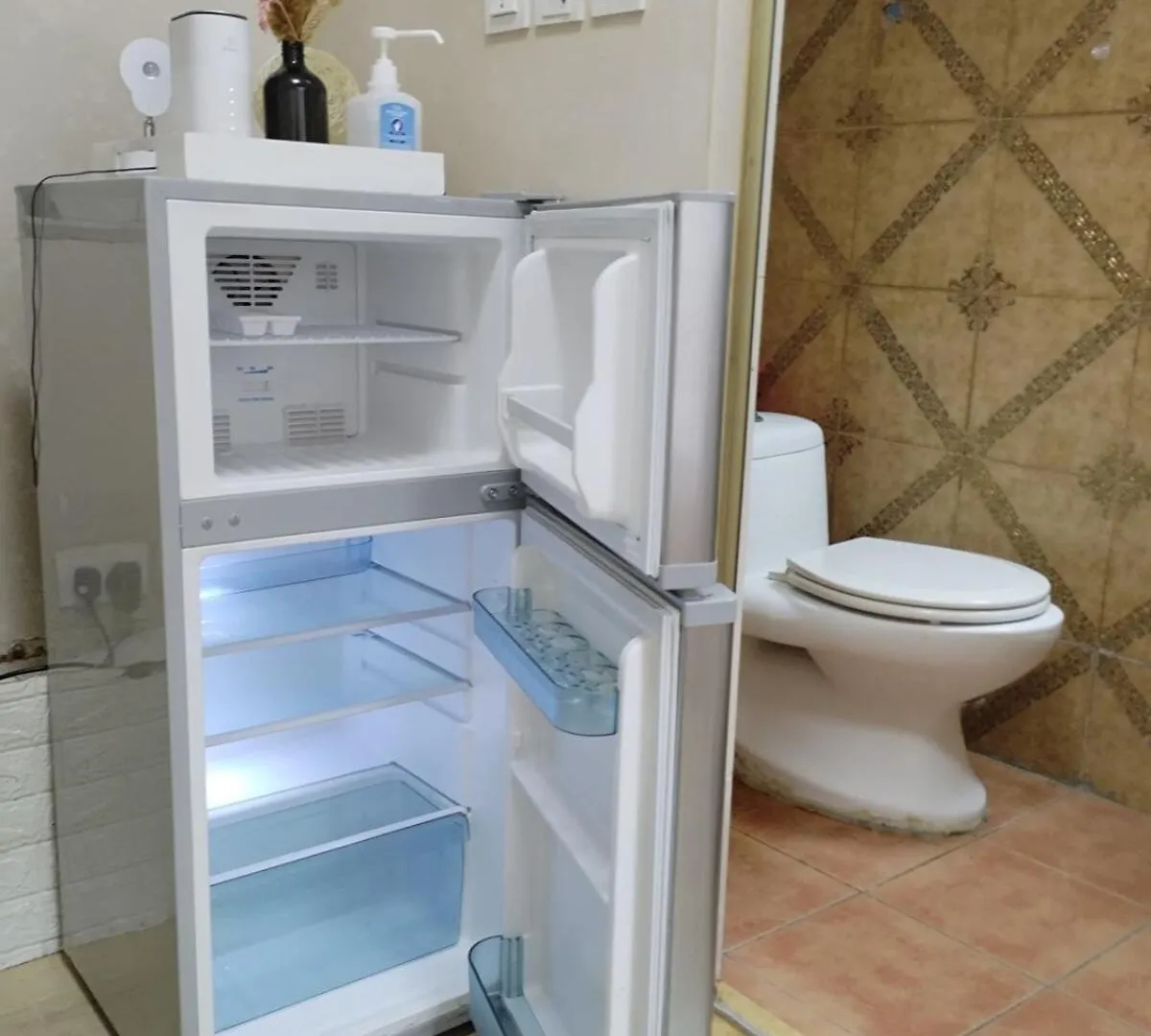 Spacious And Comfortable Full Bathroom Kitchenette Fridge Washing Machine Dedicated Work Area Near Austin Mtr Station Hong Kong