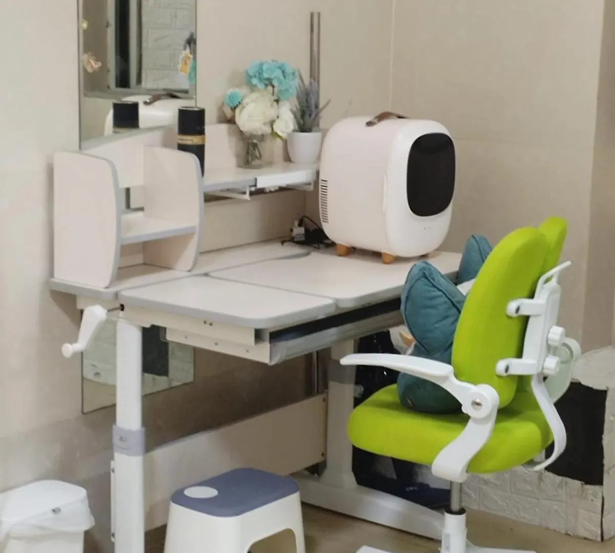 Spacious And Comfortable Full Bathroom Kitchenette Fridge Washing Machine Dedicated Work Area Near Austin Mtr Station Hong Kong